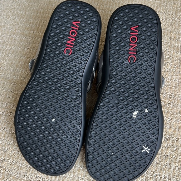 Vionic Silver Gray Velcro Sandal, Size 8 - Picture 4 of 4